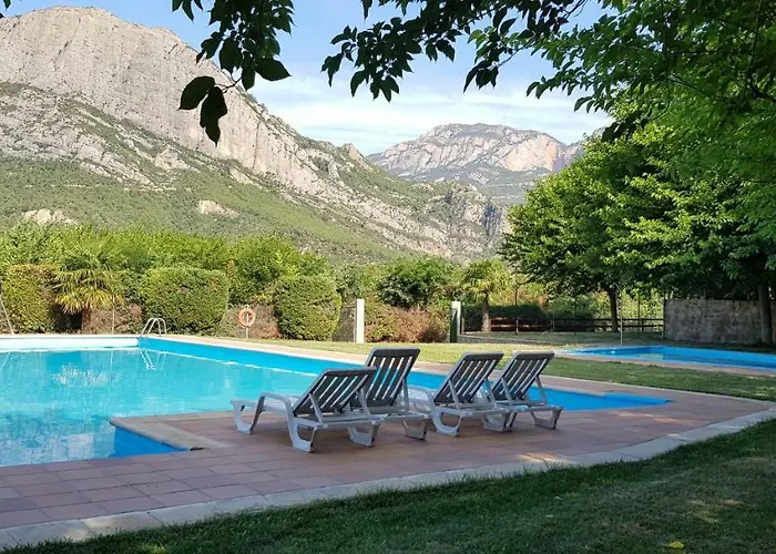 Camping Oliana مكان تخييم