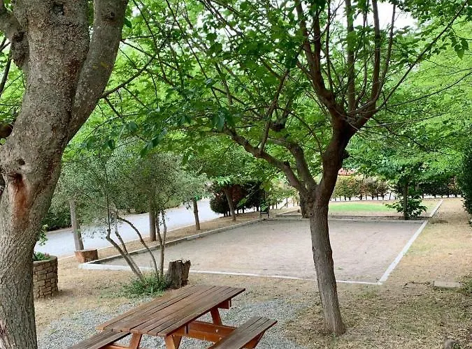 Camping Oliana مكان تخييم *