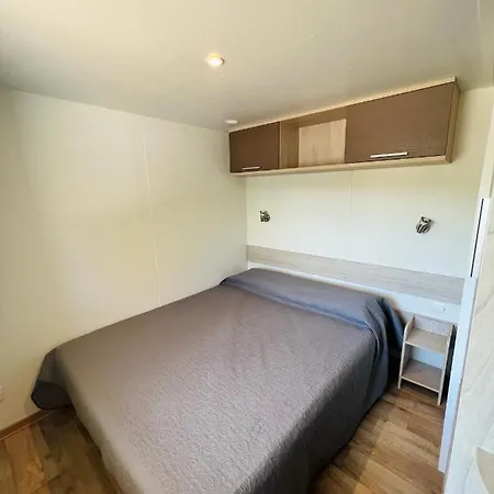 Camping Oliana אתר קמפינג